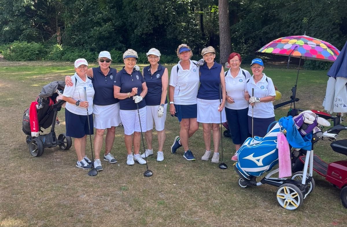Boscombe ladies and Royal Winchester clubs posing together